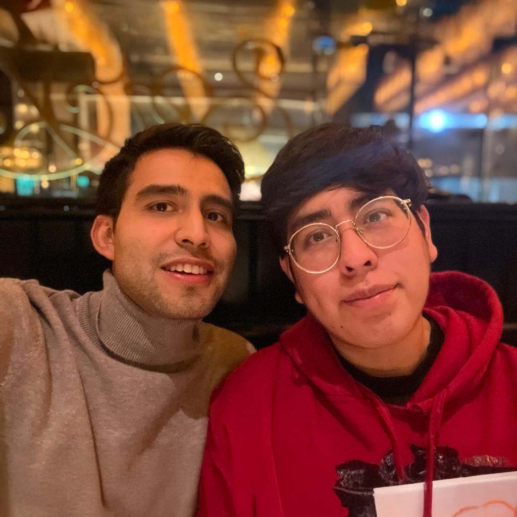 Del 2023; chicos en restaurante